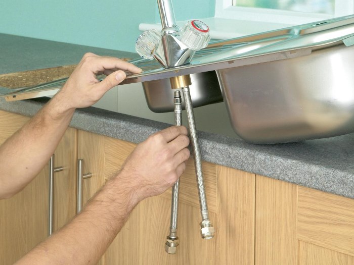 Чем приклеить смеситель к раковине на кухне в домашних условиях